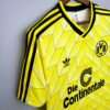 Zoom sur la manche et col du maillot vintage Borussia Dortmund Domicile 1988/1989