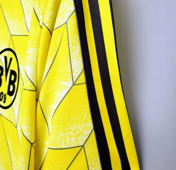 Zoom sur la manche du maillot vintage Borussia Dortmund Domicile 1988/1989