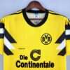 Zoom sur les logos et col du maillot vintage Borussia Dortmund "Coupe d'Allemagne" 1988/1989