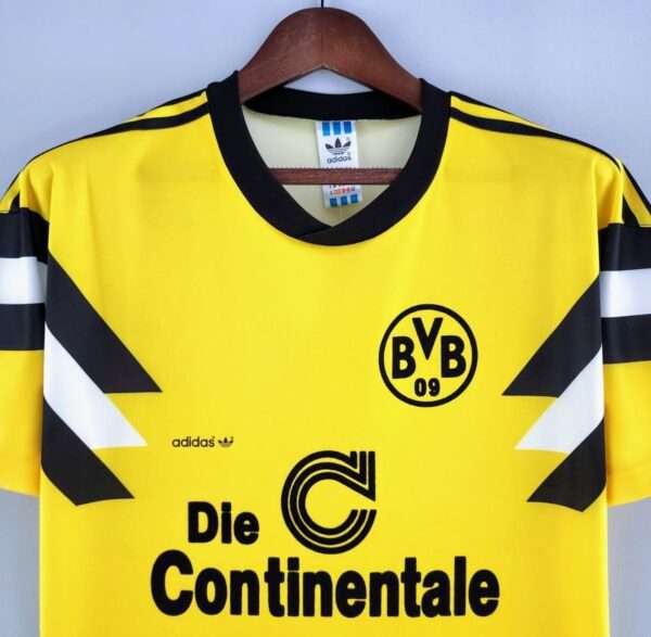 Zoom sur les logos et col du maillot vintage Borussia Dortmund "Coupe d'Allemagne" 1988/1989