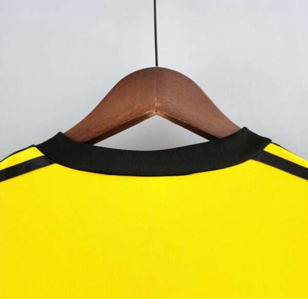 Présente le col du maillot vintage Borussia Dortmund "Coupe d'Allemagne" 1988/1989