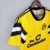 Présente la manche et col du maillot vintage Borussia Dortmund "Coupe d'Allemagne" 1988/1989