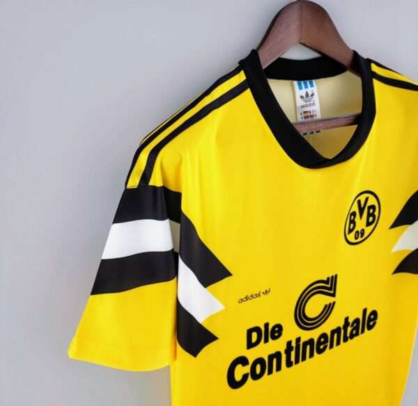 Présente la manche et col du maillot vintage Borussia Dortmund "Coupe d'Allemagne" 1988/1989