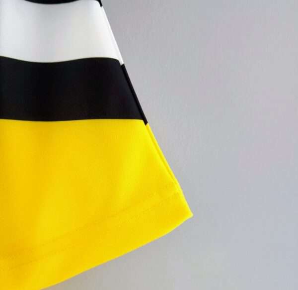 Présente la manche du maillot vintage Borussia Dortmund "Coupe d'Allemagne" 1988/1989