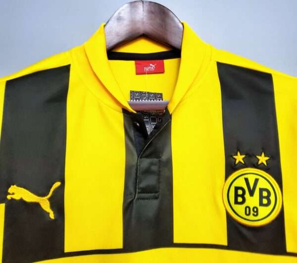 Zoom sur les logos et col du maillot vintage Borussia Dortmund "Ligue des Champions" 2012/2013