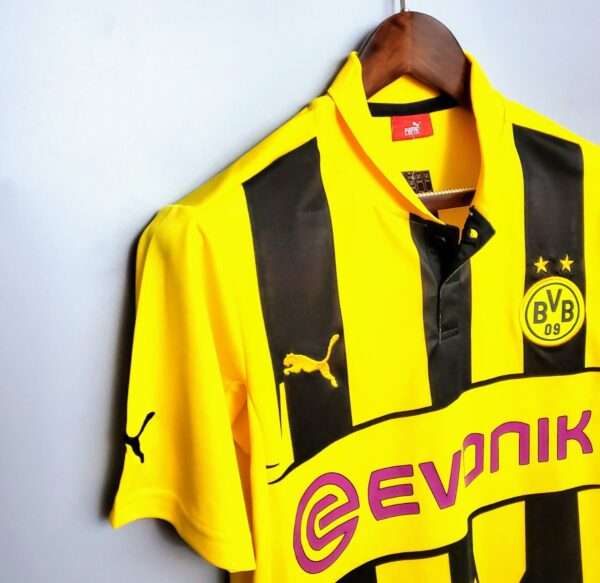 Présente la manche et col du maillot vintage Borussia Dortmund "Ligue des Champions" 2012/2013