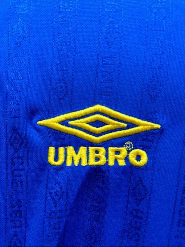 Zoom sur le logo du maillot vintage Chelsea Domicile 1995/1997