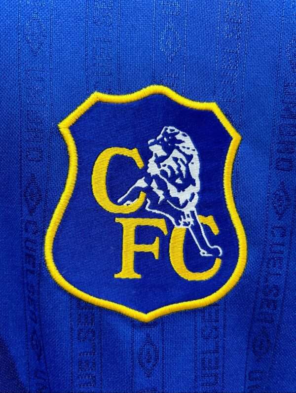 Zoom sur le logo du maillot vintage Chelsea Domicile 1995/1997