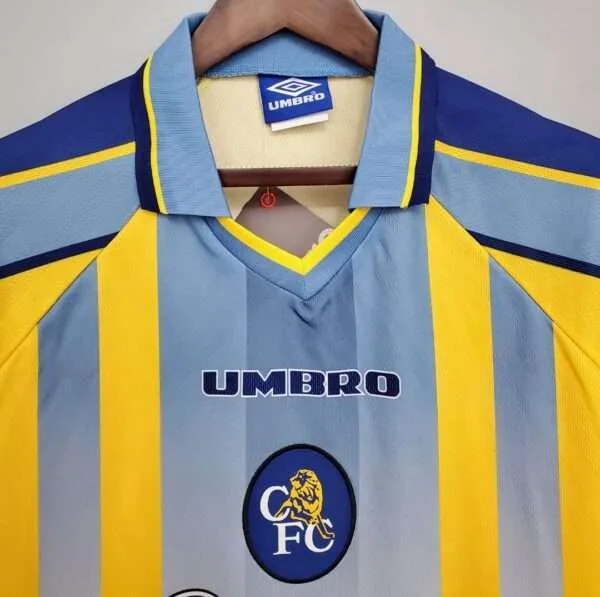 Zoom sur le col et les logos du maillot vintage Chelsea Extérieur 1996/1998