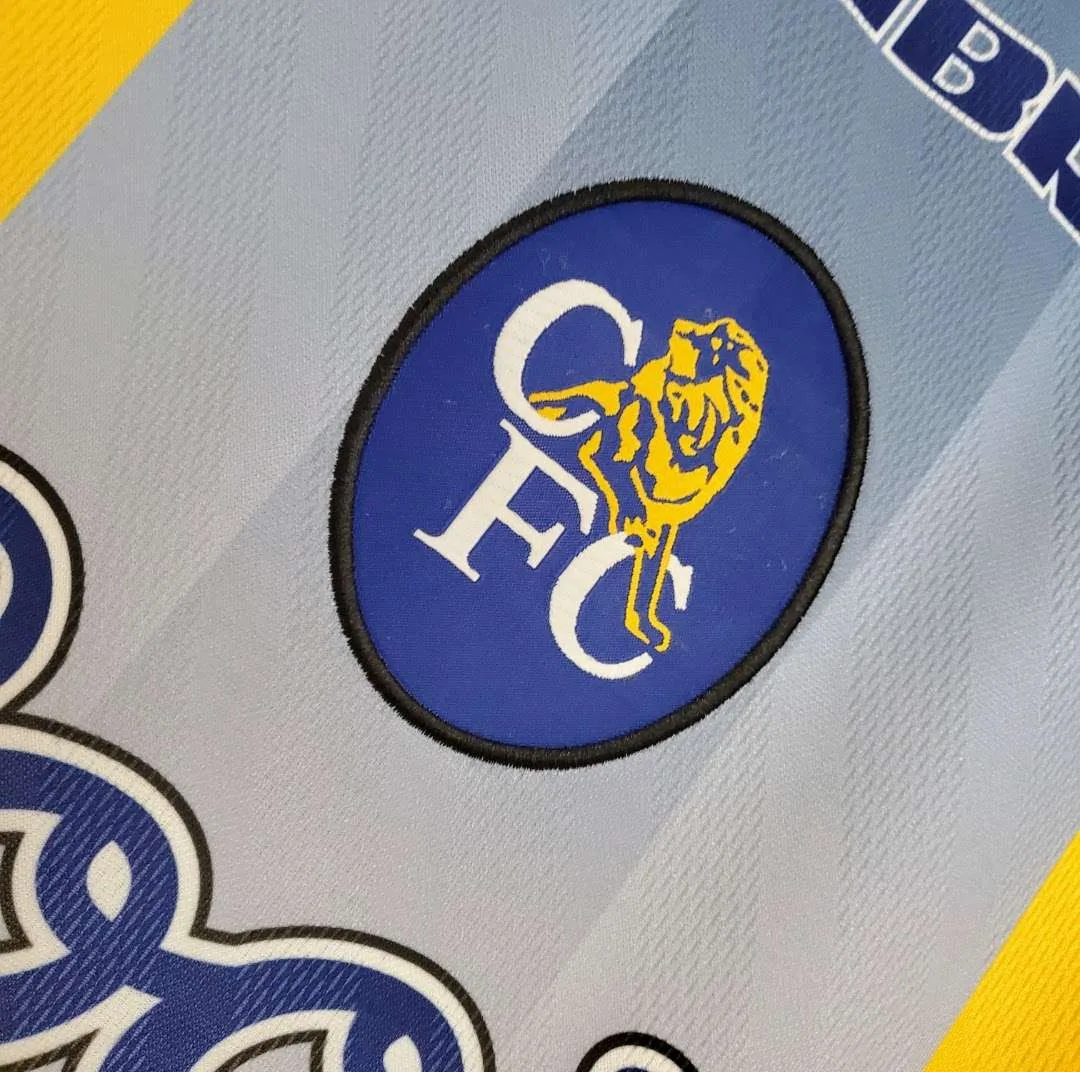 Zoom sur les logos du maillot vintage Chelsea Extérieur 1996/1998