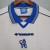 Présente le col et logos du maillot vintage Chelsea Extérieur 1998/2000