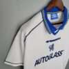 Présente la manche et col du maillot vintage Chelsea Extérieur 1998/2000