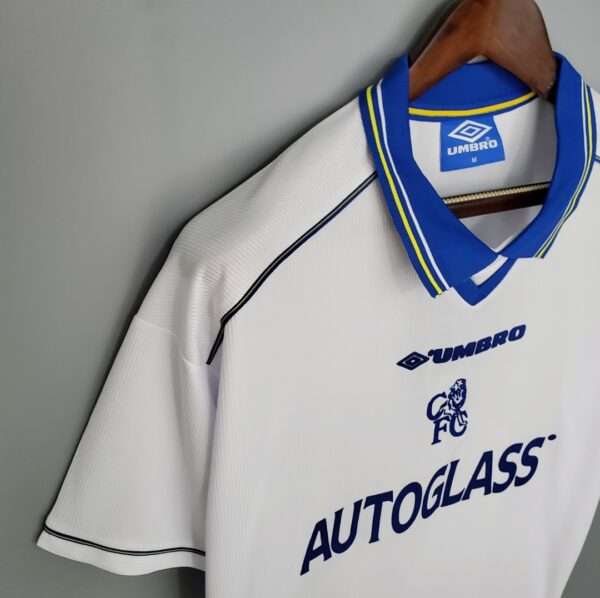 Présente la manche et col du maillot vintage Chelsea Extérieur 1998/2000