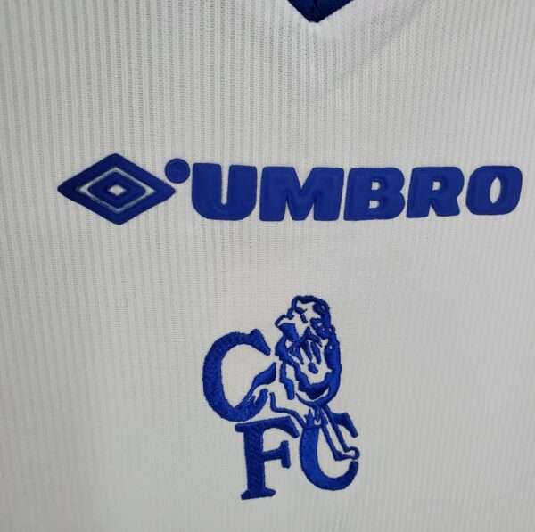 Zoom sur les logos du maillot vintage Chelsea Extérieur 1998/2000