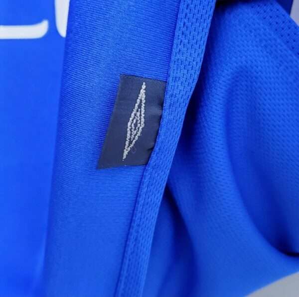 Zoom sur les coutures du maillot vintage Chelsea Domicile 2003/2005