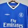 Présente le col et logos du maillot vintage Chelsea Domicile 2003/2005