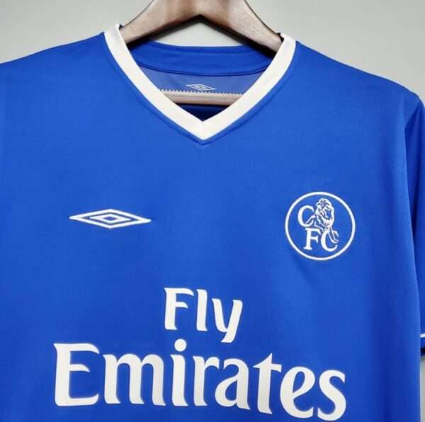 Présente le col et logos du maillot vintage Chelsea Domicile 2003/2005