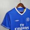 Présente la manche et col du maillot vintage Chelsea Domicile 2003/2005