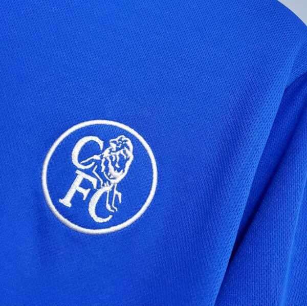 Zoom sur les logos du maillot vintage Chelsea Domicile 2003/2005