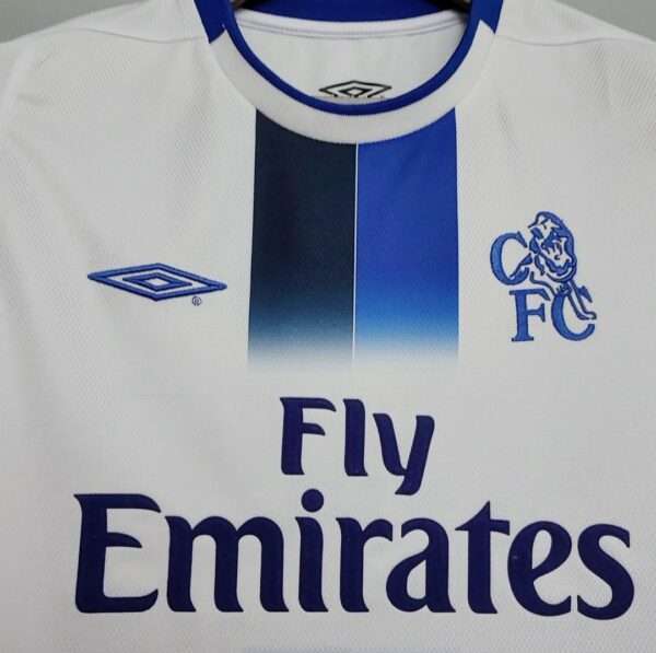 Présente le col et logos du maillot vintage Chelsea Extérieur 2003/2005