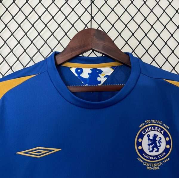 Zoom sur les logos et col du maillot vintage Chelsea Domicile "Centenaire" 2005/2006