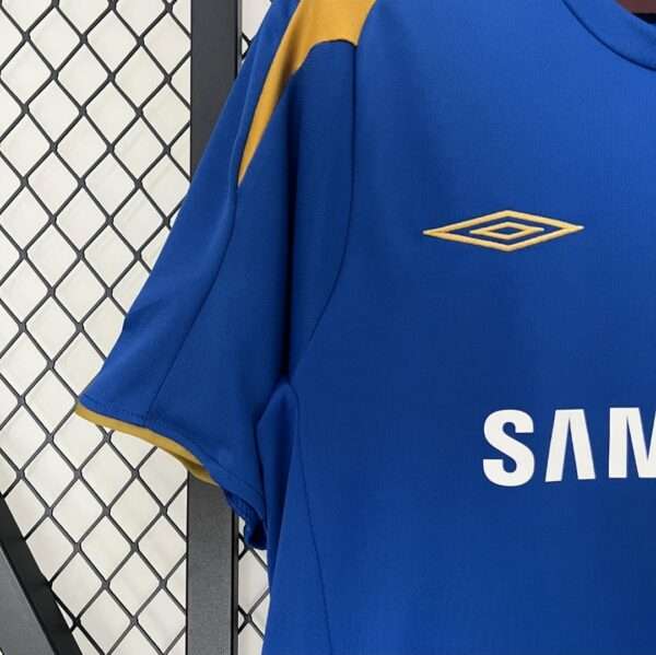 Zoom sur les logos et manche du maillot vintage Chelsea Domicile "Centenaire" 2005/2006