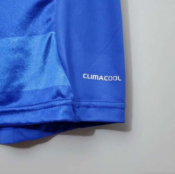 Zoom sur le logo du maillot vintage Chelsea Finale Ligue des Champions 2012