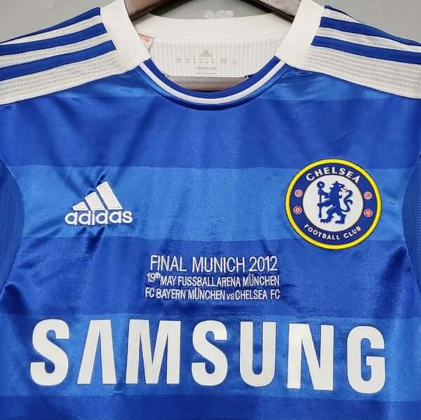 Zoom sur les logos et col du maillot vintage Chelsea Finale Ligue des Champions 2012