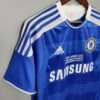 Présente la manche et col du maillot vintage Chelsea Finale Ligue des Champions 2012