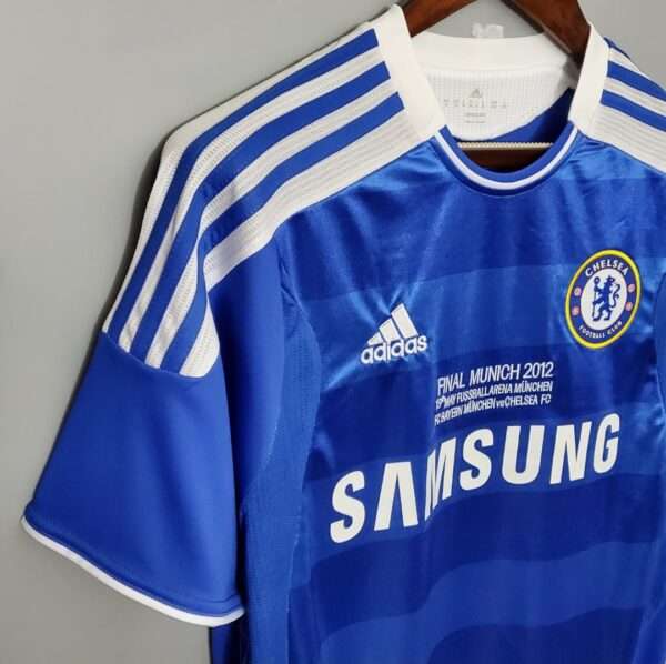 Présente la manche et col du maillot vintage Chelsea Finale Ligue des Champions 2012