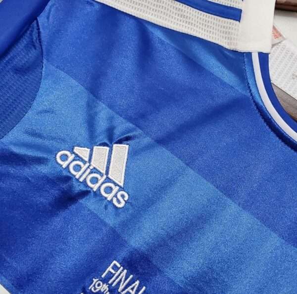 Zoom sur le logo et col du maillot vintage Chelsea Finale Ligue des Champions 2012