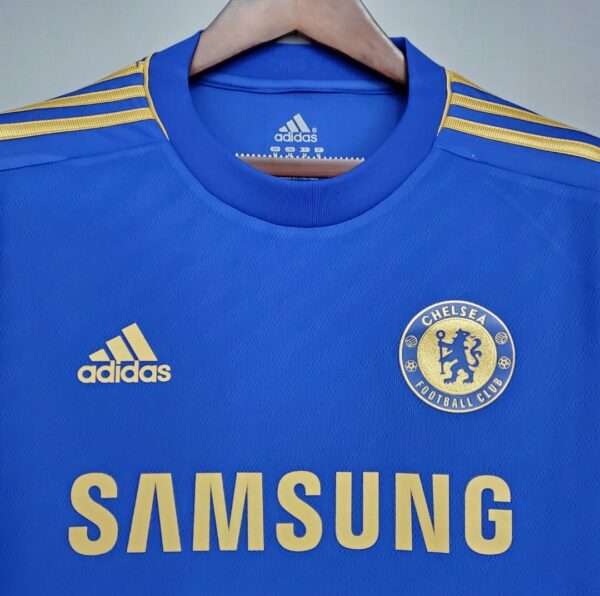 Zoom sur les logos et col du maillot vintage Chelsea Domicile 2012/2013