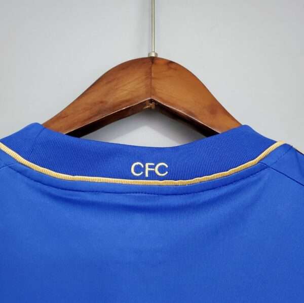 Présente le col du maillot vintage Chelsea Domicile 2012/2013