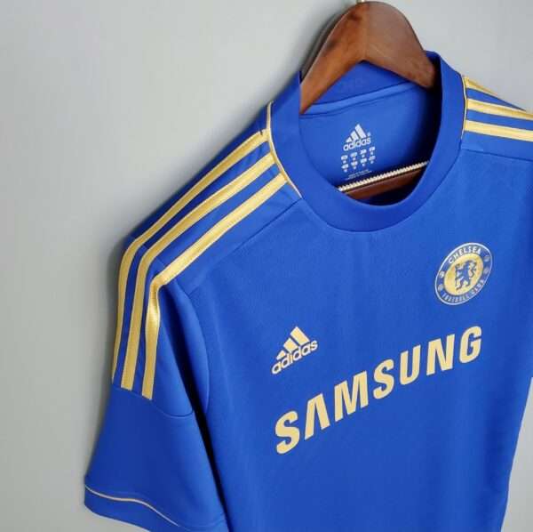 Présente la manche et col du maillot vintage Chelsea Domicile 2012/2013
