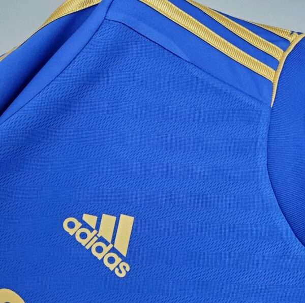 Zoom sur le logo et coutures du maillot vintage Chelsea Domicile 2012/2013