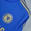 Zoom sur le logo et coutures du maillot vintage Chelsea Domicile 2012/2013