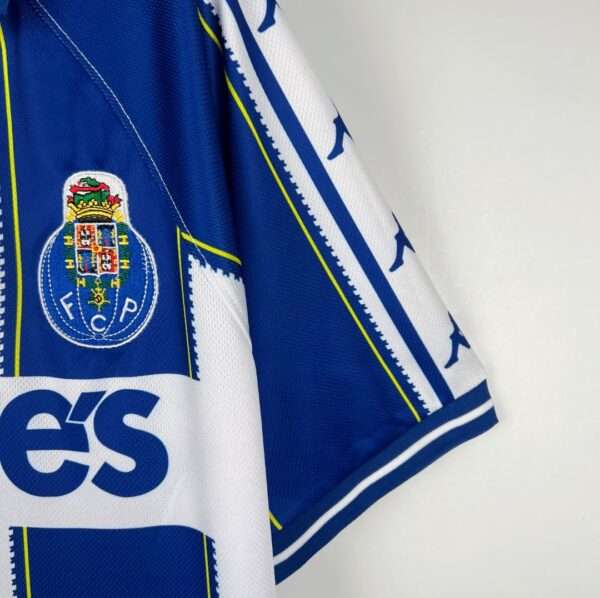 Zoom sur les logos et manche du maillot vintage FC Porto Domicile 1997/1999