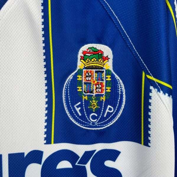 Zoom sur le logo et coutures du maillot vintage FC Porto Domicile 1997/1999