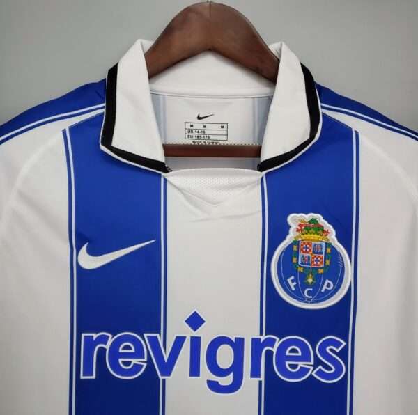 Zoom sur les logos et col du maillot Porto 2004