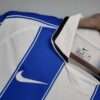 Zoom sur le logo et col du maillot Porto 2004