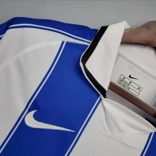 Zoom sur le logo et col du maillot Porto 2004