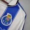 Zoom sur le logo et col du maillot Porto 2004