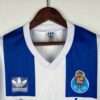 Zoom sur les logos et col du maillot vintage FC Porto Domicile 1990/1992
