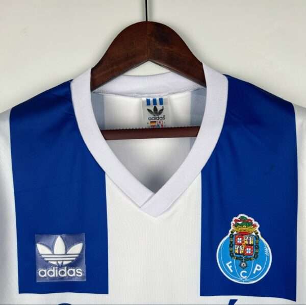 Zoom sur les logos et col du maillot vintage FC Porto Domicile 1990/1992