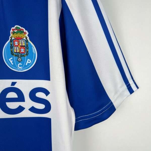 Présente la manche et logos du maillot vintage FC Porto Domicile 1990/1992