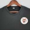 Zoom sur le logo et col du maillot vintage Benfica Gardien 1966/1979