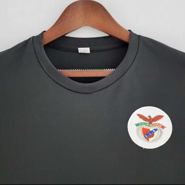 Zoom sur le logo et col du maillot vintage Benfica Gardien 1966/1979