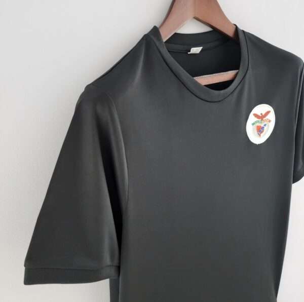 Zoom sur la manche et col du maillot vintage Benfica Gardien 1966/1979