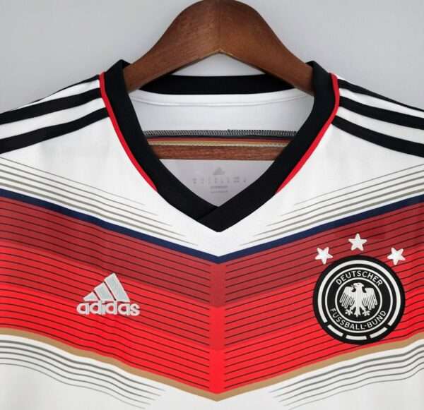 Présente le col et logos du maillot vintage Allemagne Domicile Coupe du Monde 2014