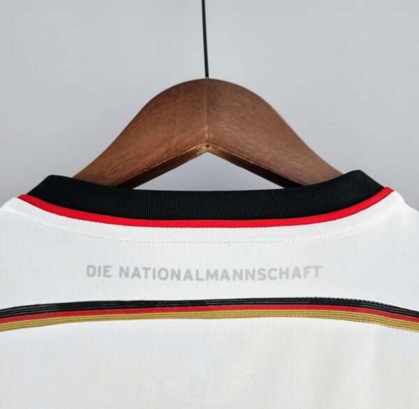 Présente le col du maillot vintage Allemagne Domicile Coupe du Monde 2014